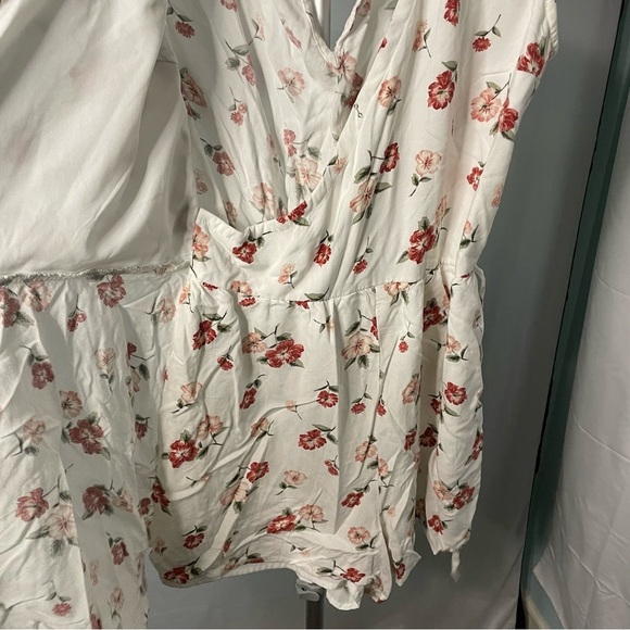 Hollister floral romper size small - Picture 4 of 9